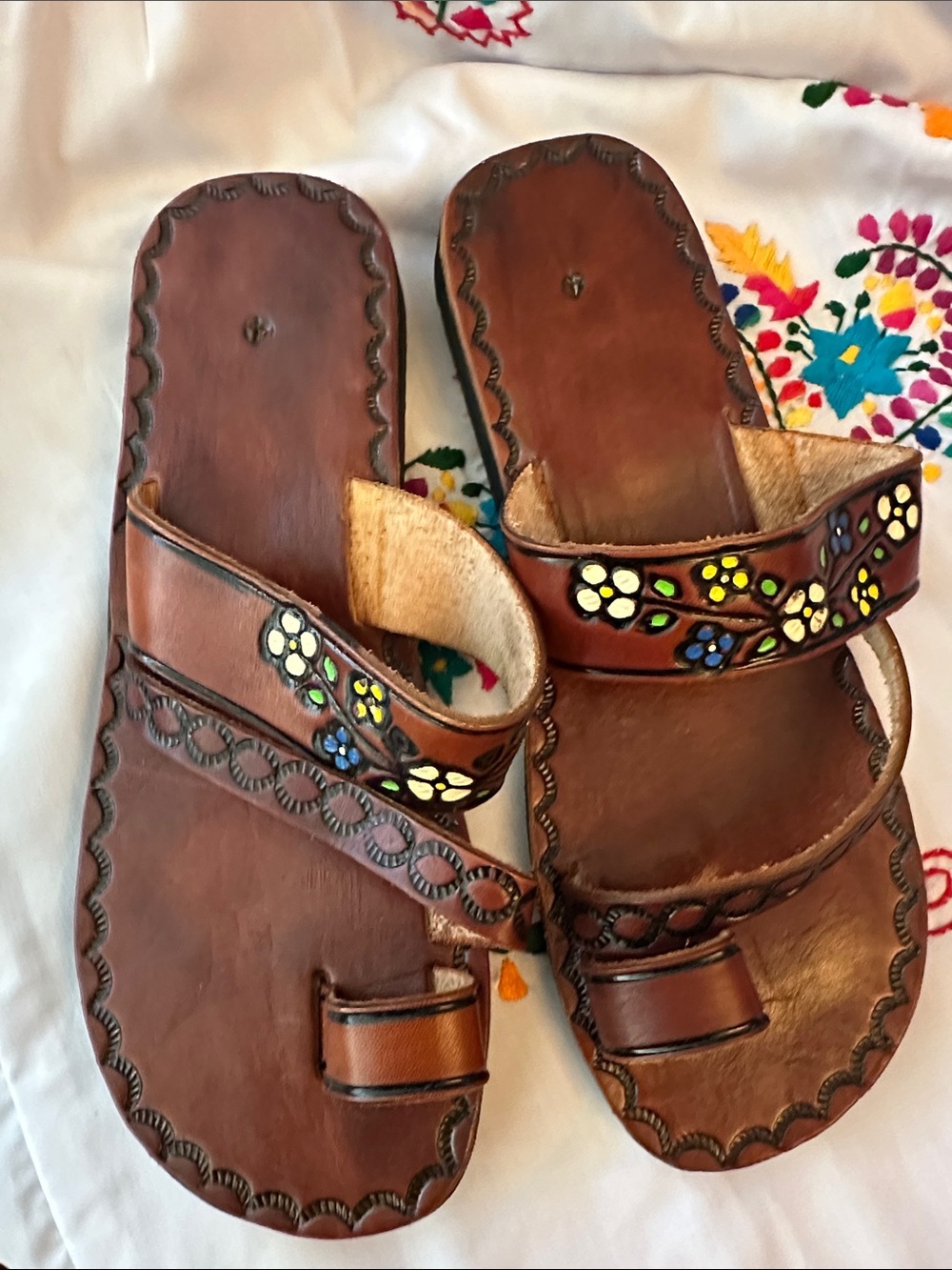 SIZE 7US Hand-Painted Brown Leather Floral Toe-Loop Sandals